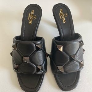 Gorgeous black size 38 Valentino Garavani slides